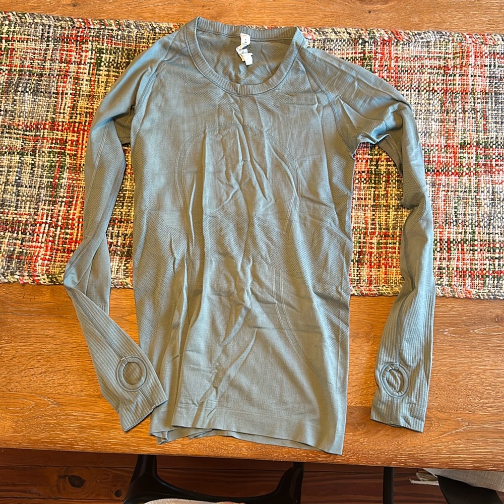 Lululemon workout top - great condition